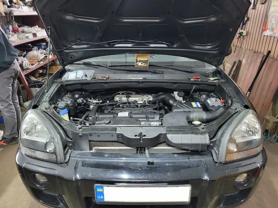 Встановлення ГБО на HYUNDAI TUCSON ПІД КАПОТОМ